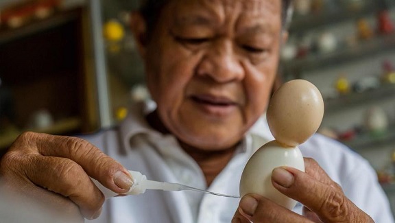 Nguyen Thanh Tam creating World Cup mascot using eggshells