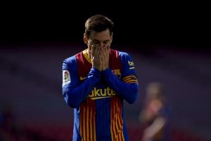 Tin tức Barca: Mất quyền tự quyết để vô địch